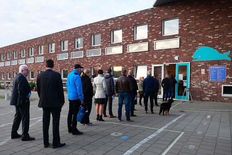 Colas en un colegio electoral en La Haya, Holanda