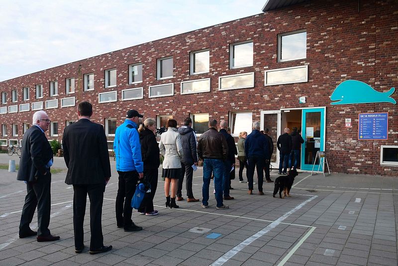 Colas en un colegio electoral en La Haya, Holanda