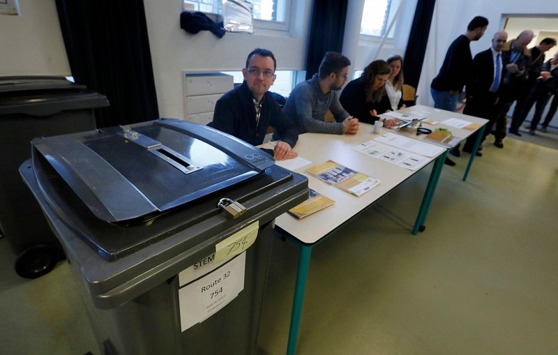 Un contenedor de plástico funciona como urna en un colegio electoral de La Haya, Holanda
