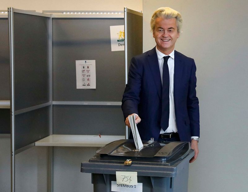 El candidato de la extrema derecha, Geer Wilder, vota en La Haya