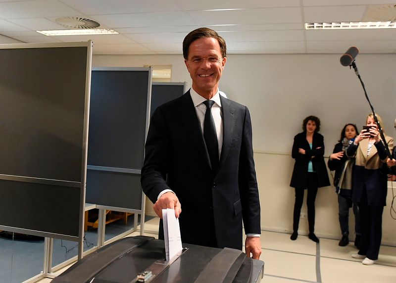 El primer ministro y candidato del partido VVD, Mark Rutte, vota en La Haya