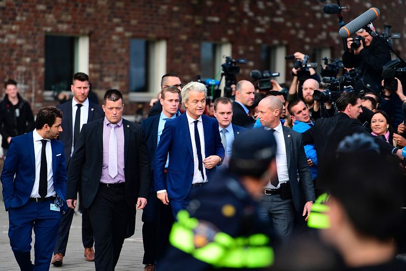 Wilders abandona el colegio electoral rodeado de sus guardaespaldas.
