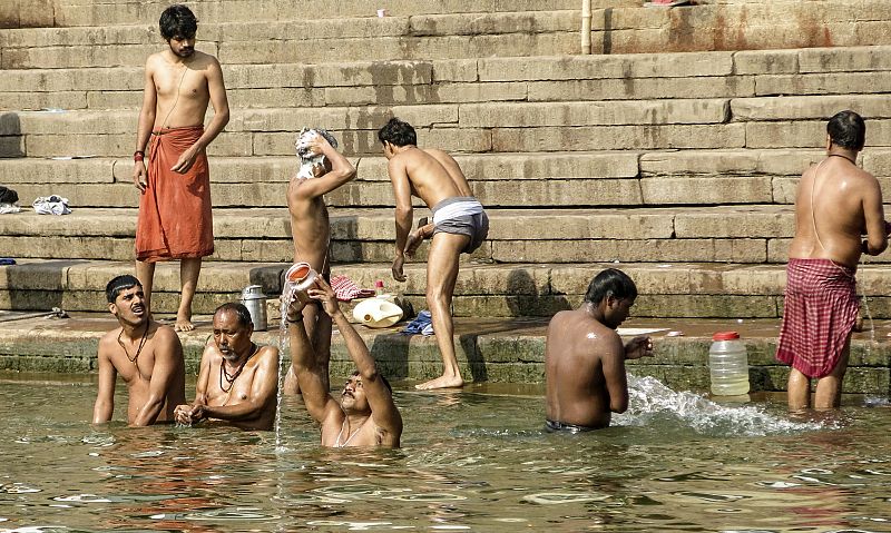LA CONTAMINACIÓN MATA AL SAGRADO RÍO GANGES E ILa contaminación mata al sagrado río Ganges e intoxica a los devotos hindúesTOXICA A LOS DEVOTOS HINDÚES