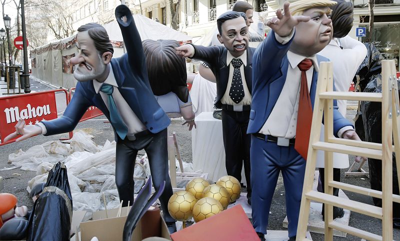 Montando las últimas fallas en las calles de Valencia