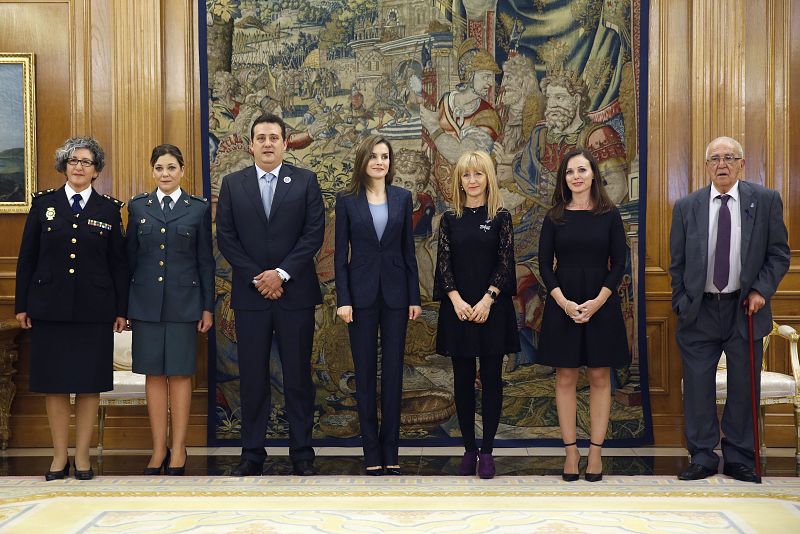 La reina Letizia recibe a una delegación de la asociación Alma contra la Violencia de Género.