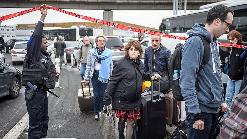 Evacuación de los pasajeros en el aeropuerto parisino de Orly