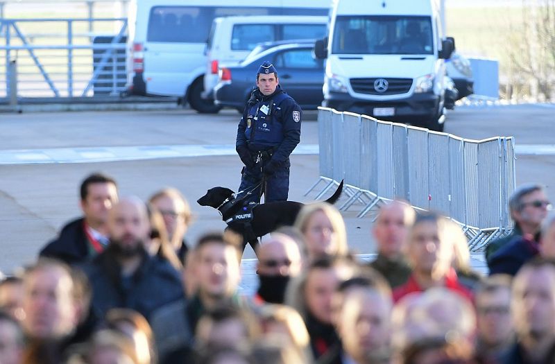 Un policía patrulla el aeropuerto de Zaventem durante la ceremonia