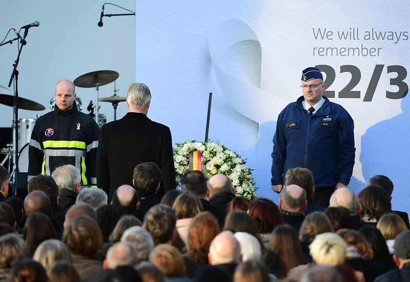 El rey belga Felipe deposita una corona de flores durante la ceremonia en Zaventem