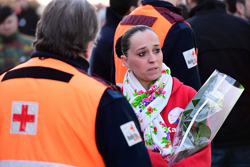 Una mujer con flores antes de comenzar la ceremonia en el aeropuerto de Zaventem