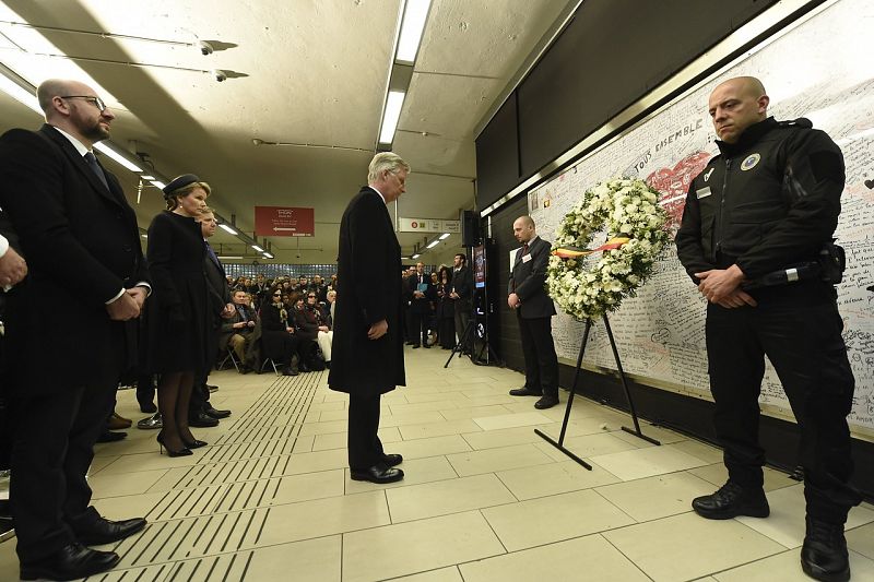 Los reyes belgas depositan flores en la estación de metro de Maelbeek, donde el terrorista Jalid El Bakraoui hizo estallar el segundo artefacto.