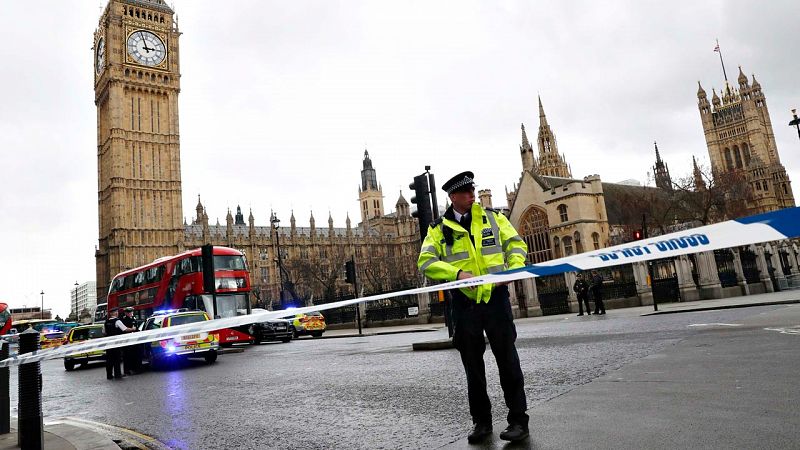 Un policía sella el perímetro del Palacio de Westminster tras el tiroteo