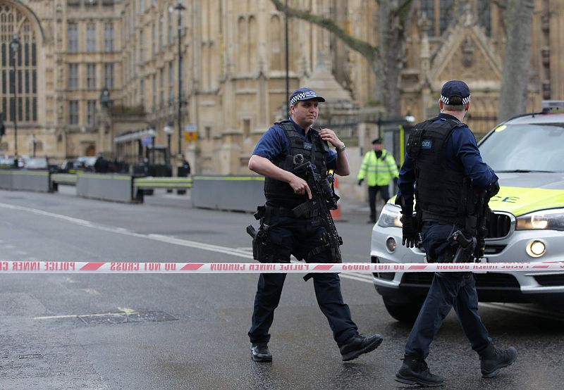 Agentes armados montan guardia en el exterior de los edificios del Parlamento en Londres