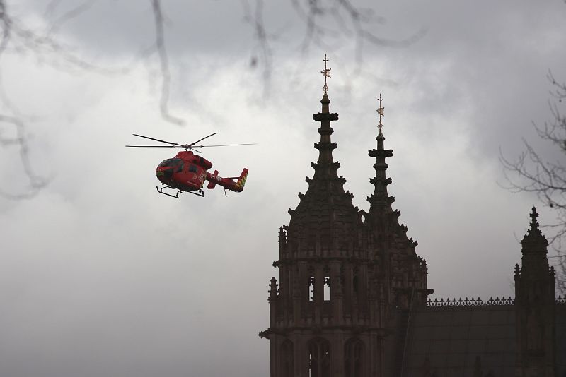 Un helicóptero de asistencia sobrevuela los edificios del Parlamento británico