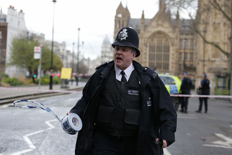 El exterior del Parlamento británico, acordonado