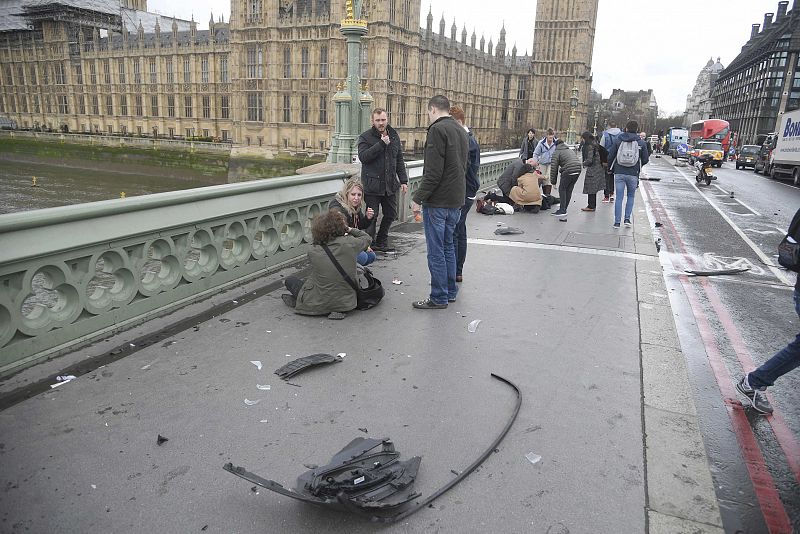 Personas heridas a lo largo del puente sobre el Támesis en Westminster