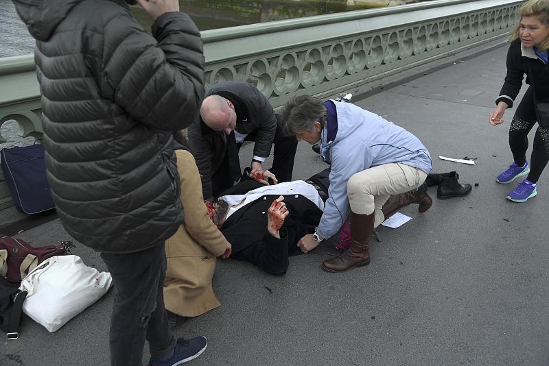 Un hombre ensangrentado es atendido en el puente de Westminster