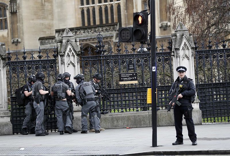 Agentes de Policía, en el acceso a la sede del Parlamento en Londres