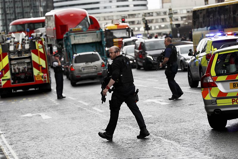 Despliegue policial y de servicios de emergencias junto al Parlamento británico