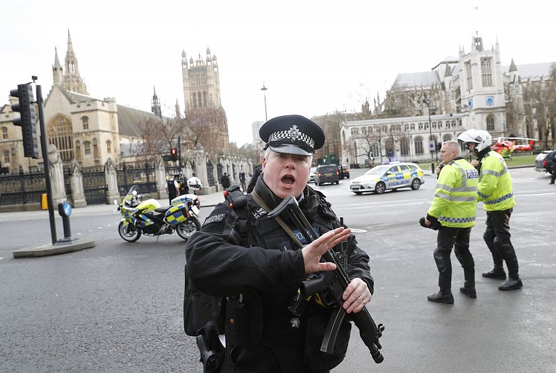 Un policía desvía el tráfico a en las proximidades de Westminster en Londres tras el ataque