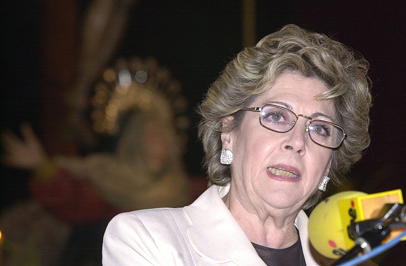 Paloma Gómez Borrero pronunciando el el Pregón de la Semana Santaen en la Catedral de Valladolid (2003).O