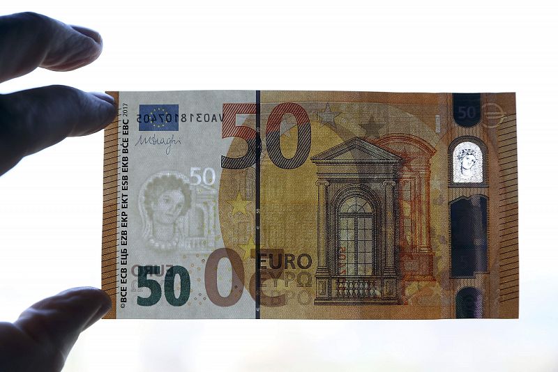 Visto al trasluz, además de los elementos tradicionales de seguridad, el nuevo billete de 50 euros incorpora un holograma de la diosa Europa en una ventana (esquina superior derecha de la imagen).