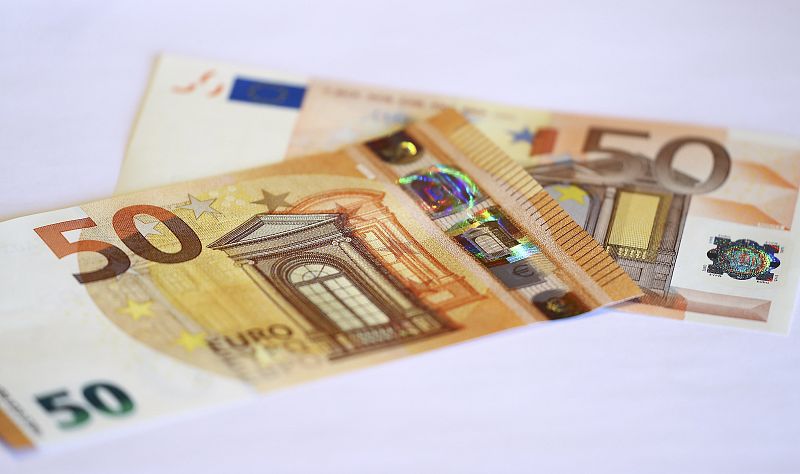 Los nuevos billetes de 50 euros comienzan a circular este 4 de abril con un color más intenso y mejoras contra las falsificaciones.