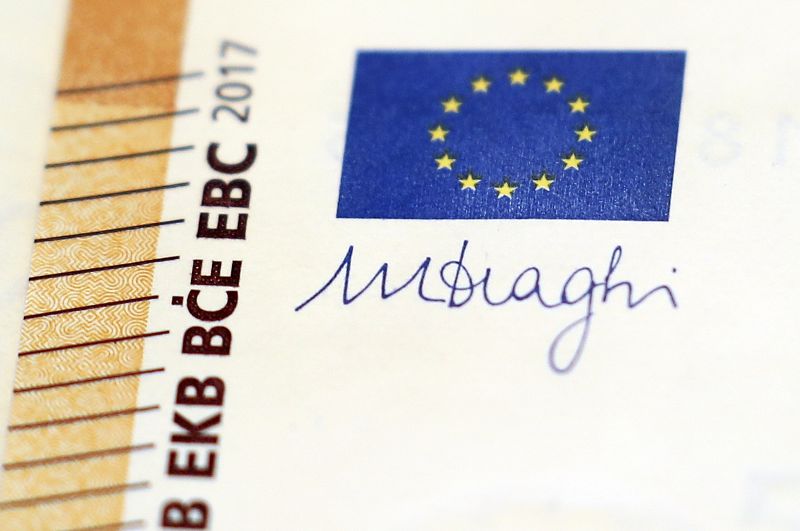 Los nuevos billetes de 50 euros incorporan una serie de líneas en relieve en uno de sus bordes como medida de seguridad y apoyo a las personas con problemas de visión.