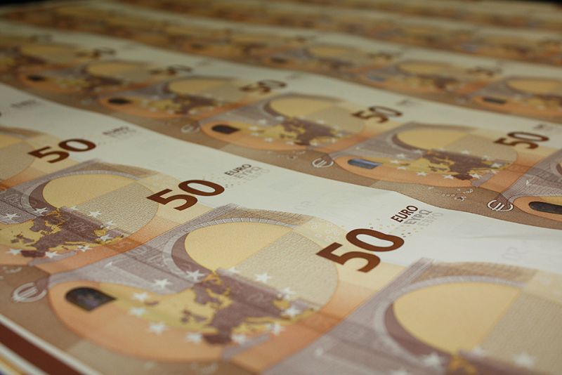 El mapa de la UE de los nuevos billetes de 50 euros incorpora los países que se han sumado a la Unión desde 2002 y muestra la palabra "euro" en tres alfabetos: el latino, el griego y el cirílico.