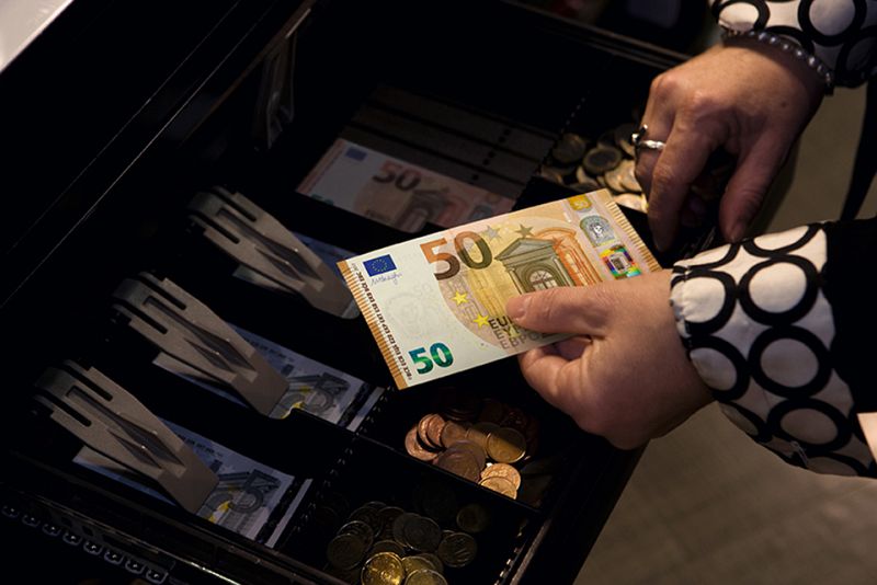 Como ya ocurriera con los anteriores cambios, el nuevo billete de 50 euros comienza a ciruclar en paralelo al que se maneja hasta ahora.