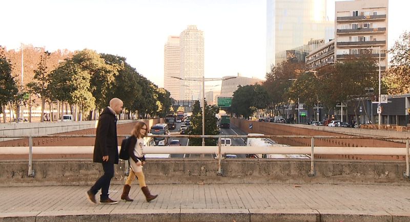 La mochila de esta niña mide la contaminación del aire que respira para un estudio del Instituto de Salud Global Barcelona