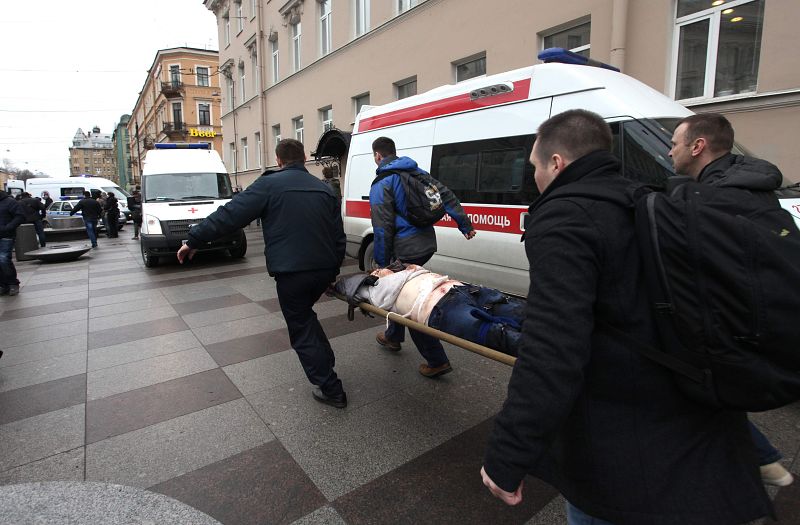 Un herido es trasladado a una ambulacia en el exterior de la estación de metro Teknhologichesky, en San Petersburgo.