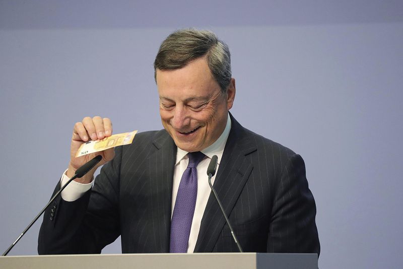 Draghi muestra el nuevo billete a la prensa