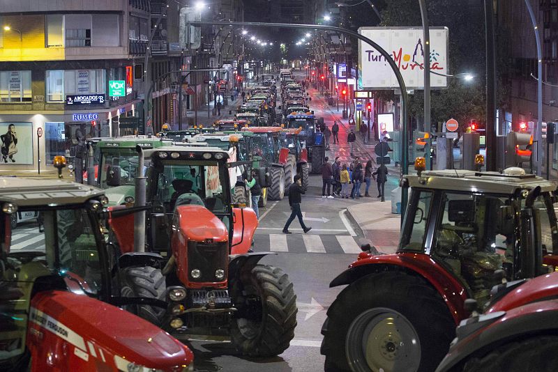 Doscientos tractores mantienen bloqueo en Murcia esperando reunión Ministerio