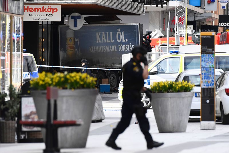 Un camión atropella a varios viandantes en Estocolmo