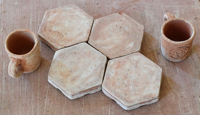 Objetos fabricados con "Merdacotta" (literalmente "mierda cocida", en italiano), una mezcla de arcilla, objetos cerámicos y excrementos depurados. El Museo de la Mierda, situado en la localidad italiana de Castelbosco, ha encontrado una nueva salida
