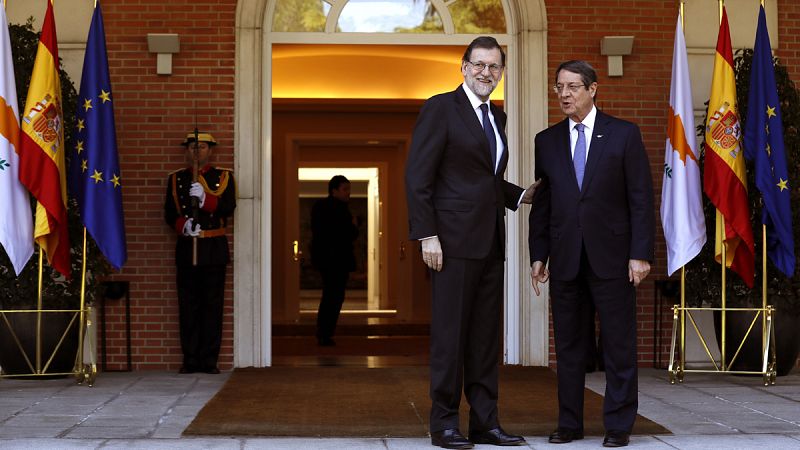 El presidente del Gobierno, Mariano Rajoy, recibe a su homólogo de Chipre, Nicos Anastasiadis