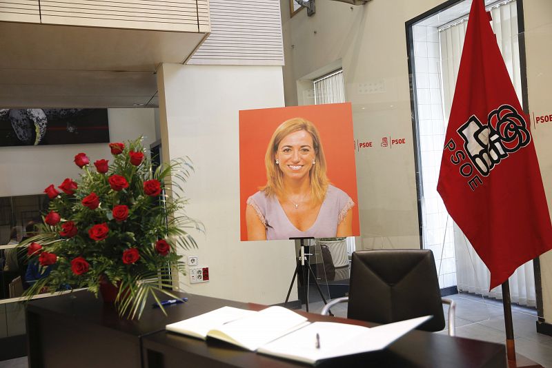 Libro de condolencias, un ramo de flores y un retrato