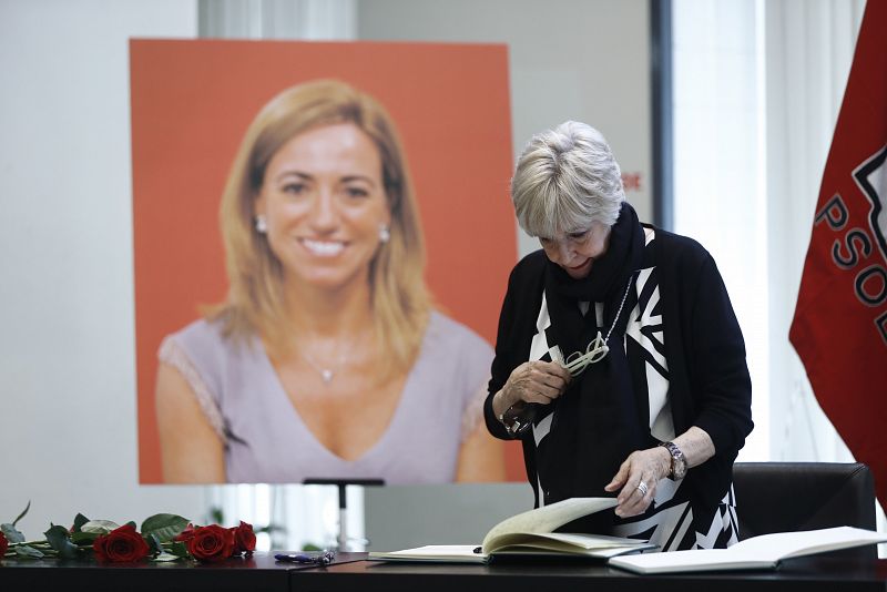 La actriz Concha Velasco frente al libro de condolencias