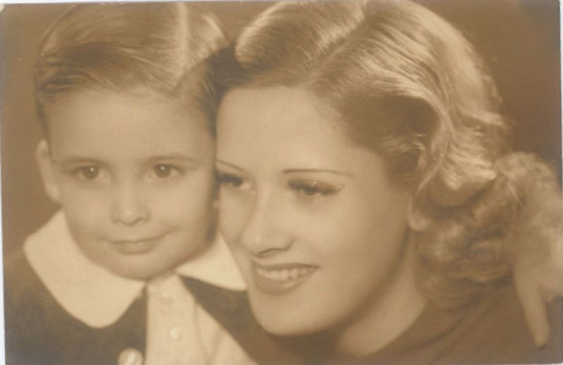 El pequeño Chicho, junto a su madre, Pepita Serrador, en Buenos Aires en 1938