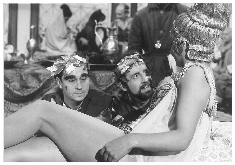 Chicho i Jaime de Arminán fent de figurants a "Historia de la frivolidad"