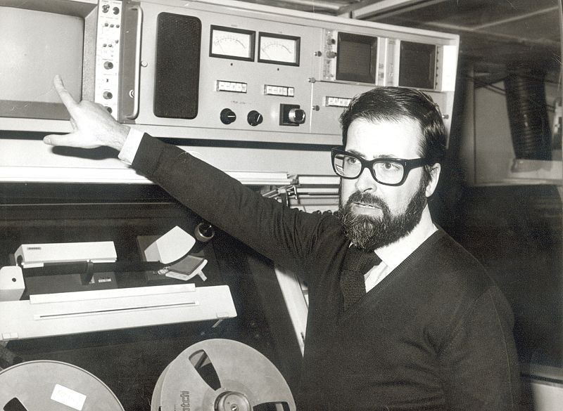 Chicho Ibáñez Serrador ens mostra un videograbador de l'època