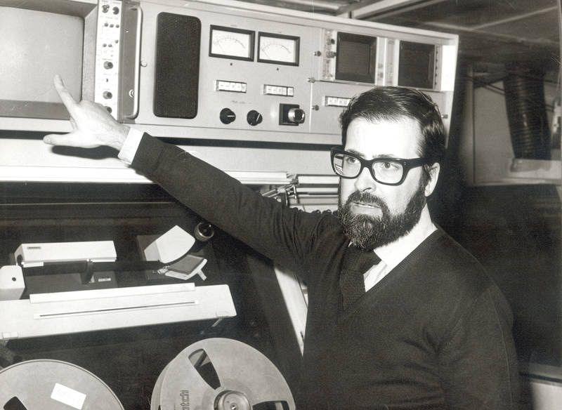  Chicho Ibáñez Serrador señala un videograbador de la época.