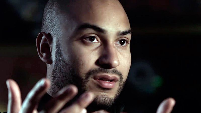 Un joven rapero francés de origen magrebí, que vive en los barrios de la periferia de París