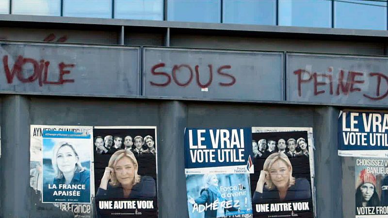 Varios carteles de Marine Le Pen