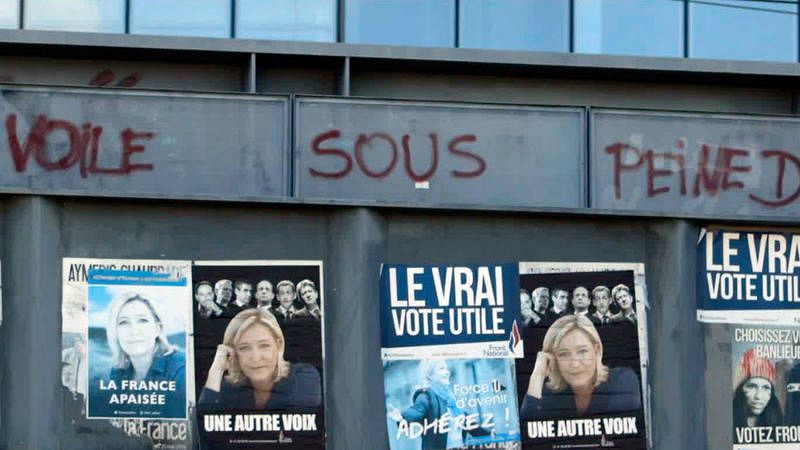   Varios carteles de Marine Le Pen
