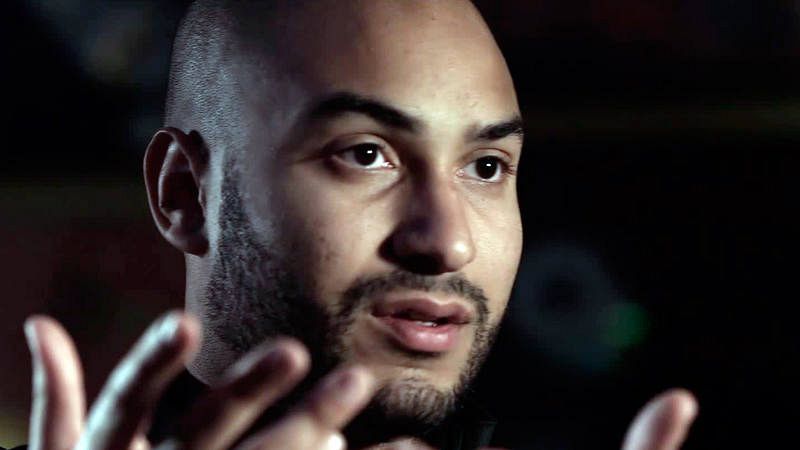  Un joven rapero francés de origen magrebí, que vive en los barrios de la periferia de París