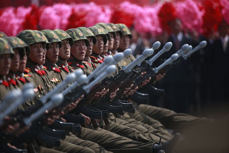 Soldados norcoreanos marchan durante los actos presididos por Kim Jong-un