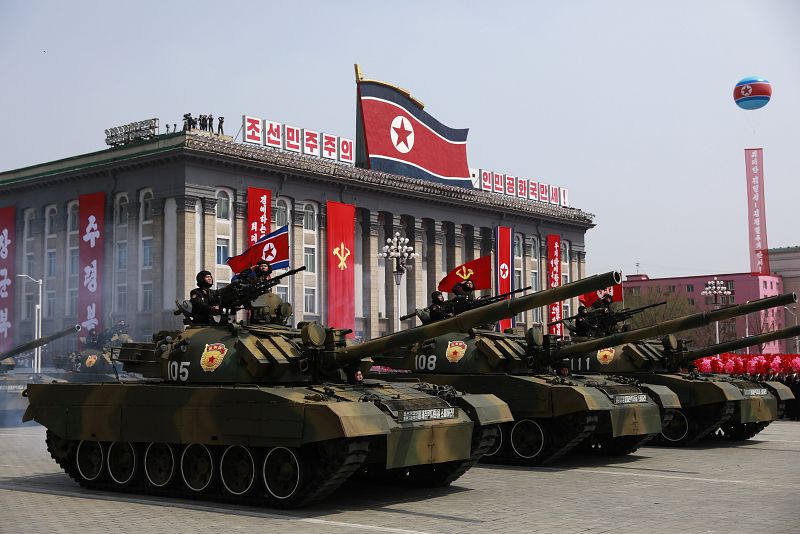 Tanques norcoreanos durante el desfile militar