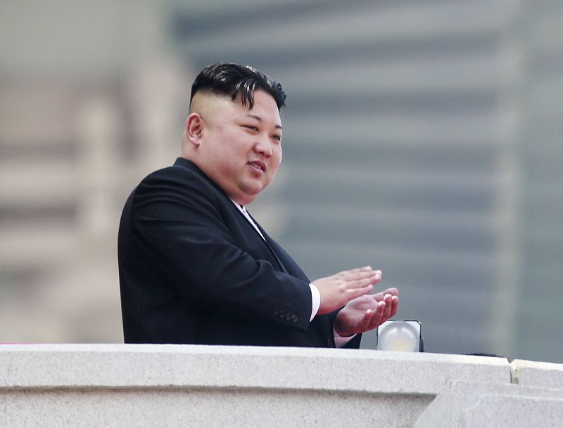 Kim Jong-un aplaude al paso de las tropas desde el palco presidencial