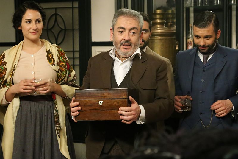 Servando con la caja especial durante el capítulo 500